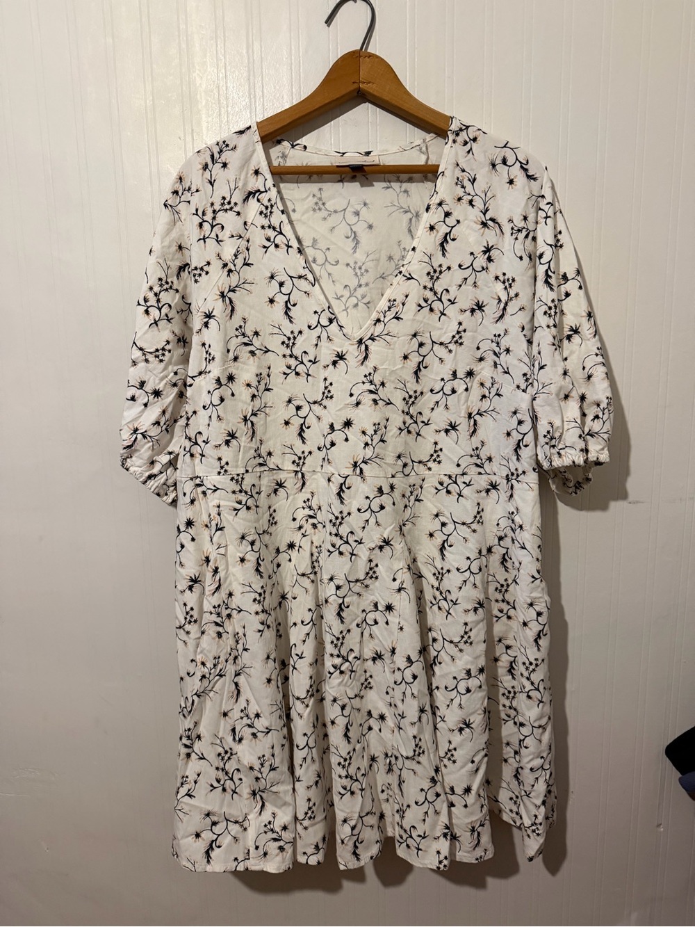 Universal Threads Floral V-Neck White & Black Short Sleeve Dress XL